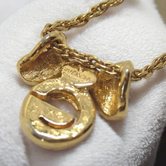 GIVENCHY Vintage Signature G with Bow Pendant Necklace ✨🤩 - Picture 6 of 15